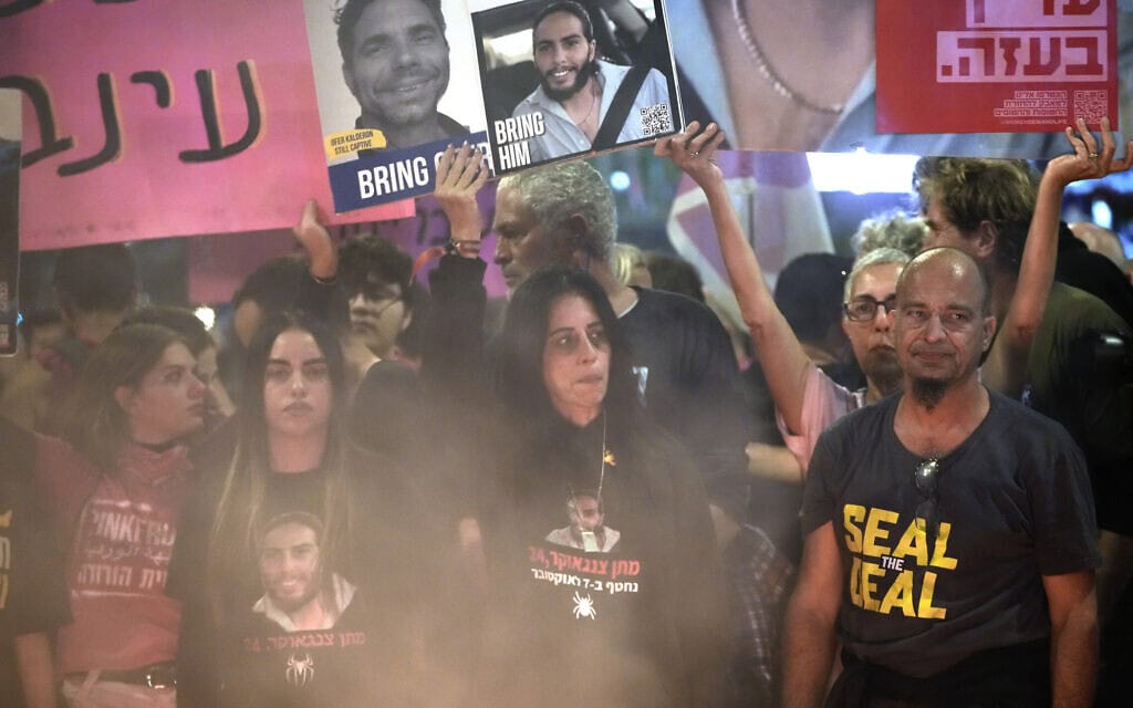 עינב צנגאוקר, אמו של החטוף מתן צנגאוקר, בהפגנה למען שחרור החטופים בתל אביב, 7 בדצמבר 2024 (צילום: AP Photo/Mahmoud Illean) עינב צנגאוקר, אמו של החטוף מתן צנגאוקר, בהפגנה למען שחרור החטופים בתל אביב, 7 בדצמבר 2024 (צילום: AP Photo/Mahmoud Illean)