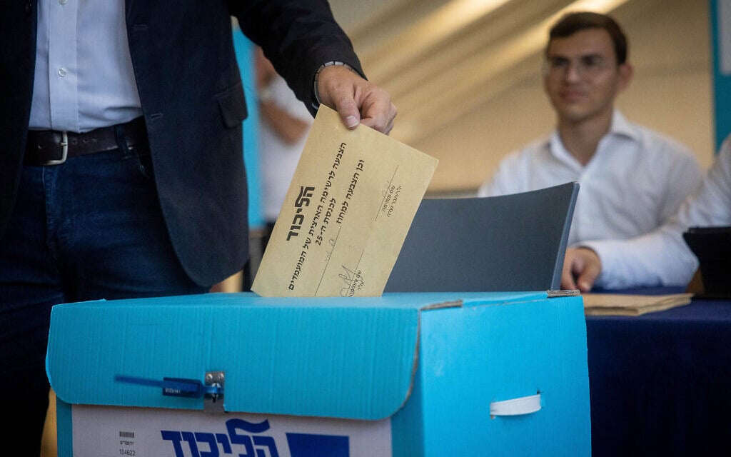 ח"כ אמיר אוחנה ממפלגת הליכוד משלשל את פתק ההצבעה שלו בקלפי של הליכוד בירושלים, 10 באוגוסט 2022 (צילום: יונתן זינדל/פלאש90) ח"כ אמיר אוחנה ממפלגת הליכוד משלשל את פתק ההצבעה שלו בקלפי של הליכוד בירושלים, 10 באוגוסט 2022 (צילום: יונתן זינדל/פלאש90)