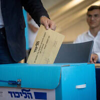 ח"כ אמיר אוחנה ממפלגת הליכוד משלשל את פתק ההצבעה שלו בקלפי של הליכוד בירושלים, 10 באוגוסט 2022 (צילום: יונתן זינדל/פלאש90) ח"כ אמיר אוחנה ממפלגת הליכוד משלשל את פתק ההצבעה שלו בקלפי של הליכוד בירושלים, 10 באוגוסט 2022 (צילום: יונתן זינדל/פלאש90)