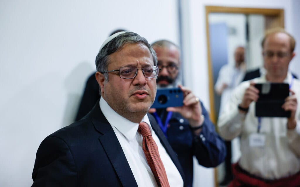 איתמר בן גביר, שר הביטחון הלאומי, בבית המשפט המחוזי בתל אביב לקראת עדותו של ראש הממשלה נתניהו במשפט נגדו, 10 בדצמבר 2024 (צילום: חיים גולדברג/פלאש 90) איתמר בן גביר, שר הביטחון הלאומי, בבית המשפט המחוזי בתל אביב לקראת עדותו של ראש הממשלה נתניהו במשפט נגדו, 10 בדצמבר 2024 (צילום: חיים גולדברג/פלאש 90)