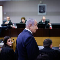 ראש הממשלה בנימין נתניהו באולם בית המשפט המחוזי בתל אביב לקראת תחילת עדותו, כשברקע הרכב השופטים עודד שחם, רבקה פרידמן-פלדמן ומשה בר-עם, 8 בדצמבר 2024