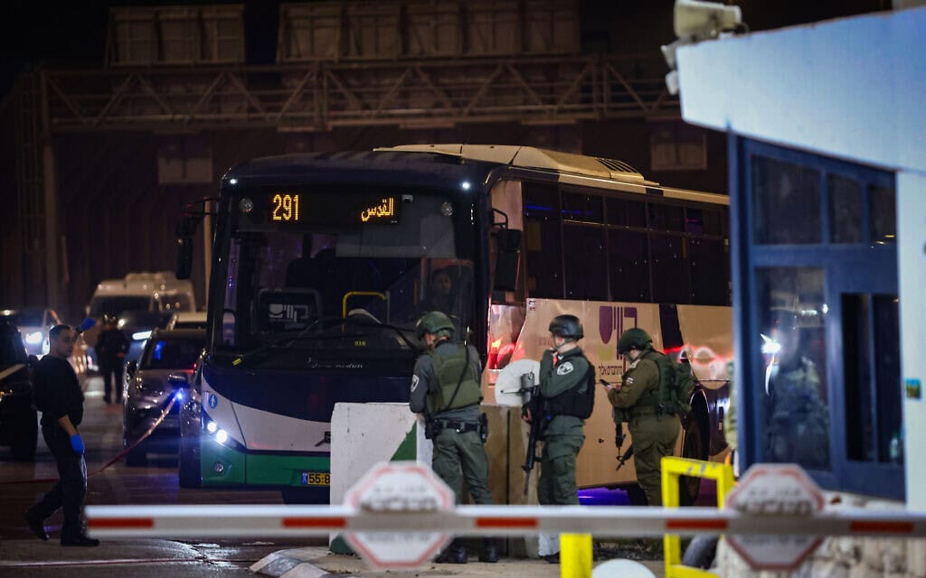כוחות ביטחון בזירת הפיגוע ליד צומת המינהרות בסמוך לירושלים. 12 בדצמבר 2024 (צילום: Jamal Awad/Flash90) כוחות ביטחון בזירת הפיגוע ליד צומת המינהרות בסמוך לירושלים. 12 בדצמבר 2024 (צילום: Jamal Awad/Flash90)