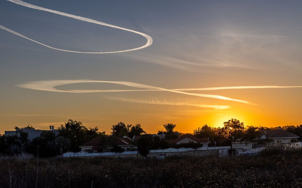 סמל החטופים בשמי ישראל, 16 בדצמבר 2024 (צילום: יוסי אלוני/פלאש90) סמל החטופים בשמי ישראל, 16 בדצמבר 2024 (צילום: יוסי אלוני/פלאש90)