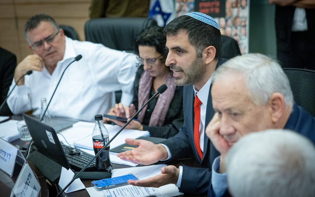 השר שלמה קרעי בדיון בוועדת הכלכלה של הכנסת בנושא הפרטת תאגיד השידור הציבורי, 18 בדצמבר 2024 (צילום: חיים גולדברג/פלאש90) השר שלמה קרעי בדיון בוועדת הכלכלה של הכנסת בנושא הפרטת תאגיד השידור הציבורי, 18 בדצמבר 2024 (צילום: חיים גולדברג/פלאש90)