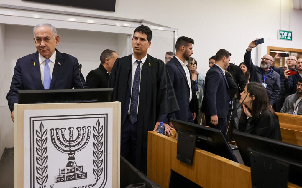 ראש ממשלת ישראל, בנימין נתניהו, מגיע לאולם בית המשפט המחוזי בתל אביב, לפני תחילת עדותו במשפט המתנהל נגדו, 18 בדצמבר 2024 (צילום: מרים אלסטר/פלאש90) ראש ממשלת ישראל, בנימין נתניהו, מגיע לאולם בית המשפט המחוזי בתל אביב, לפני תחילת עדותו במשפט המתנהל נגדו, 18 בדצמבר 2024 (צילום: מרים אלסטר/פלאש90)
