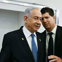 ראש הממשלה בנימין נתניהו מסתודד עם עורך דינו עמית חדד בפתח יום עדותו החמישי בית המשפט המחוזי בתל אביב. 23 בדצמבר 2024 (צילום: ראובן קסטרו/פול) ראש הממשלה בנימין נתניהו מסתודד עם עורך דינו עמית חדד בפתח יום עדותו החמישי בית המשפט המחוזי בתל אביב. 23 בדצמבר 2024 (צילום: ראובן קסטרו/פול)
