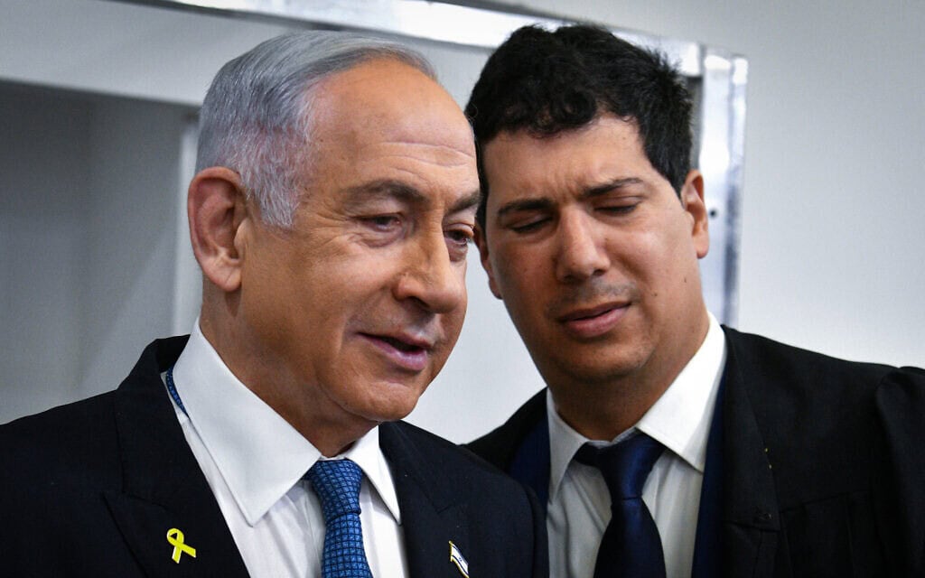 ראש הממשלה בנימין נתניהו מסתודד עם עורך דינו עמית חדד בפתח יום עדותו החמישי בית המשפט המחוזי בתל אביב. 23 בדצמבר 2024 (צילום: ראובן קסטרו/פול) ראש הממשלה בנימין נתניהו מסתודד עם עורך דינו עמית חדד בפתח יום עדותו החמישי בית המשפט המחוזי בתל אביב. 23 בדצמבר 2024 (צילום: ראובן קסטרו/פול)