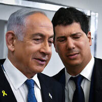 ראש הממשלה בנימין נתניהו מסתודד עם עורך דינו עמית חדד בפתח יום עדותו החמישי בית המשפט המחוזי בתל אביב. 23 בדצמבר 2024 (צילום: ראובן קסטרו/פול) ראש הממשלה בנימין נתניהו מסתודד עם עורך דינו עמית חדד בפתח יום עדותו החמישי בית המשפט המחוזי בתל אביב. 23 בדצמבר 2024 (צילום: ראובן קסטרו/פול)