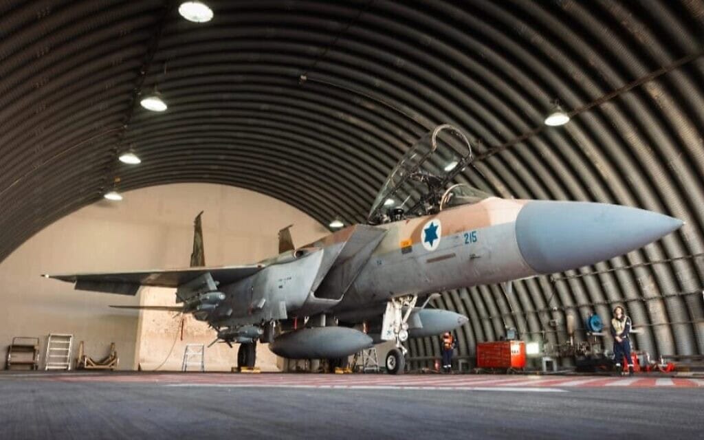 מטוס חיל האוויר בעת ההכנות לתקיפה הישראלית בתימן, 26 בדצמבר 2024 (צילום: דובר צה"ל) מטוס חיל האוויר בעת ההכנות לתקיפה הישראלית בתימן, 26 בדצמבר 2024 (צילום: דובר צה"ל)