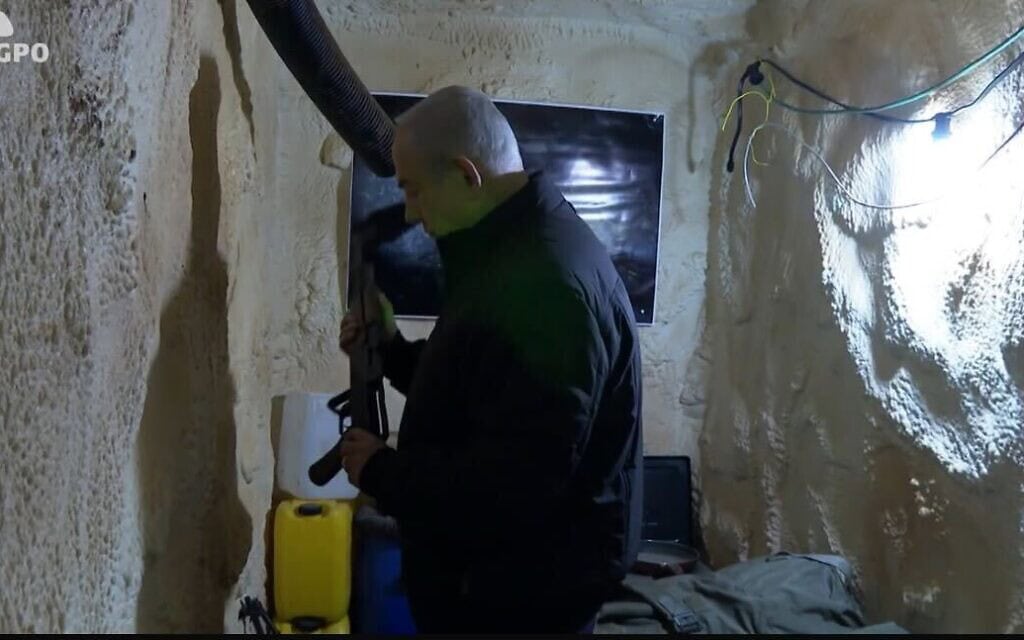 בנימין נתניהו במנהרת דמה שמדמה מעוז חזבאללה ומשמשת לאימונים בצפון הארץ, 22 בדצמבר 2024 (צילום: צילום מסך לע"מ) בנימין נתניהו במנהרת דמה שמדמה מעוז חזבאללה ומשמשת לאימונים בצפון הארץ, 22 בדצמבר 2024 (צילום: צילום מסך לע"מ)