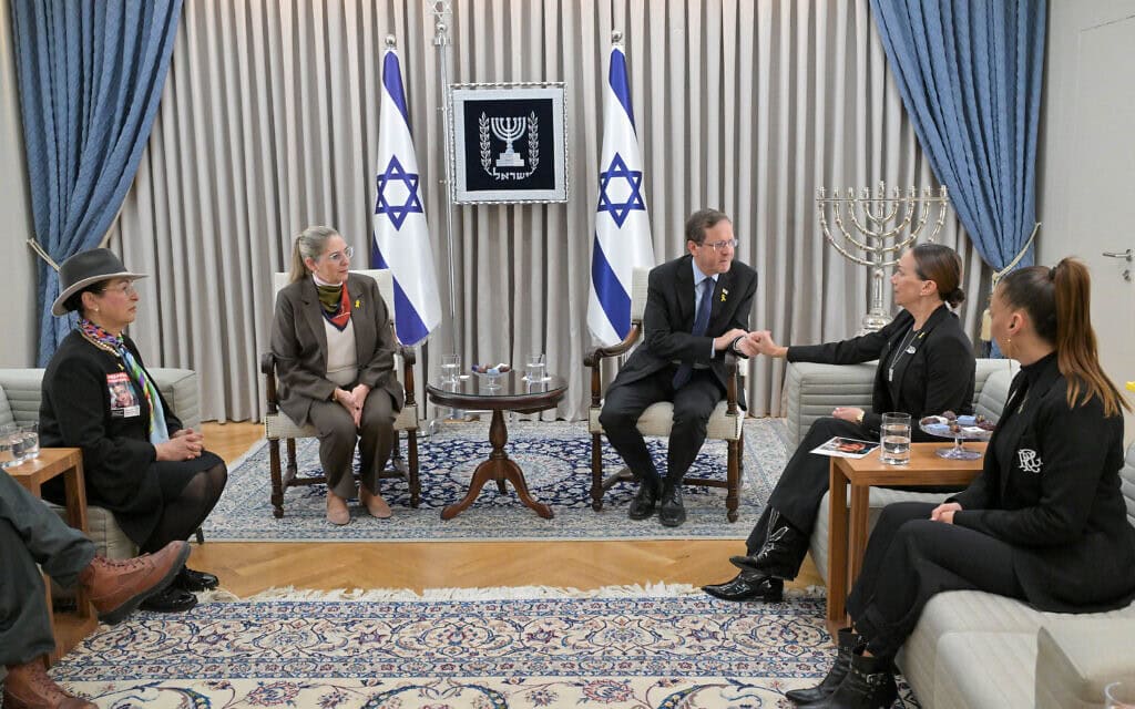 נשיא המדינה יצחק הרצוג ורעייתו מיכל במפגש עם משפחתו של החייל החטוף עידן אלכסנדר. 1 בדצמבר 2024 (צילום: קובי גדעון/לע״מ) נשיא המדינה יצחק הרצוג ורעייתו מיכל במפגש עם משפחתו של החייל החטוף עידן אלכסנדר. 1 בדצמבר 2024 (צילום: קובי גדעון/לע״מ)