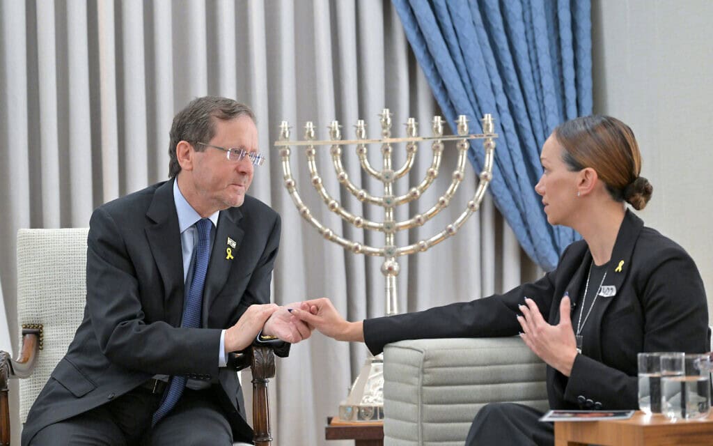נשיא המדינה יצחק הרצוג ורעייתו מיכל במפגש עם משפחתו של החייל החטוף עידן אלכסנדר. 1 בדצמבר 2024 (צילום: קובי גדעון/לע״מ) נשיא המדינה יצחק הרצוג ורעייתו מיכל במפגש עם משפחתו של החייל החטוף עידן אלכסנדר. 1 בדצמבר 2024 (צילום: קובי גדעון/לע״מ)