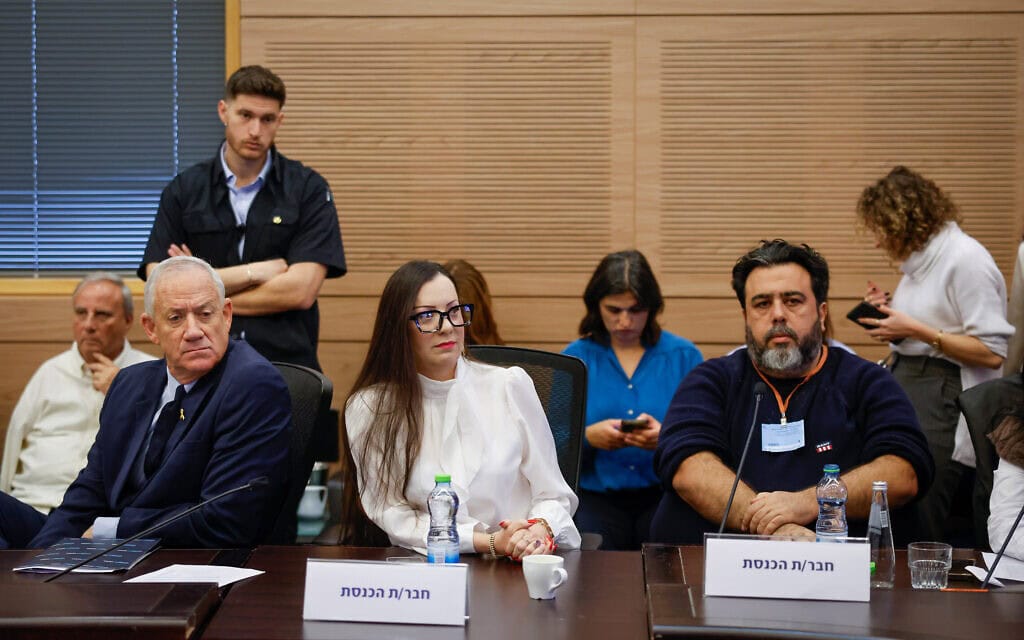 המגיש רוני קובן לצד חברת הכנסת טלי גוטליב וחבר הכנסת בני גנץ בדיון ועדת הכלכלה של הכנסת על התאגיד. 18 בדצמבר 2024 (צילום: דוברות הכנסת, נועם מושקוביץ) המגיש רוני קובן לצד חברת הכנסת טלי גוטליב וחבר הכנסת בני גנץ בדיון ועדת הכלכלה של הכנסת על התאגיד. 18 בדצמבר 2024 (צילום: דוברות הכנסת, נועם מושקוביץ)