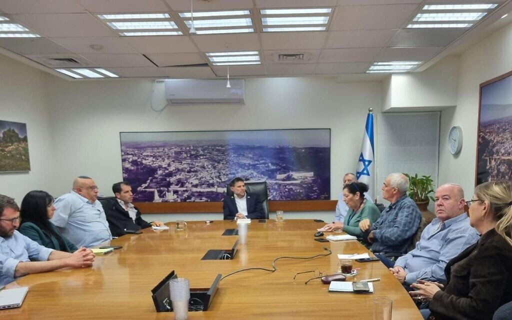 שר האוצר בצלאל סמוטריץ׳ בפגישה עם נציגי קיבוץ ניר עוז. 1 בדצמבר 2024 שר האוצר בצלאל סמוטריץ׳ בפגישה עם נציגי קיבוץ ניר עוז. 1 בדצמבר 2024