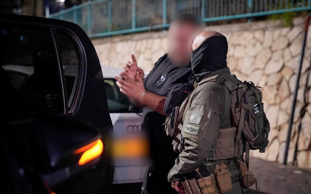 המשטרה עוצרת את ארטיום זולוטרב החשוד שריגל עבור איראן. נובמבר 2024 (צילום: משטרת ישראל) המשטרה עוצרת את ארטיום זולוטרב החשוד שריגל עבור איראן. נובמבר 2024 (צילום: משטרת ישראל)