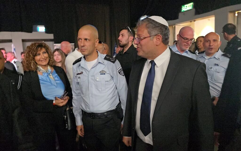 השר לביטחון לאומי איתמר בן גביר לצד נציב שב"ס רב גונדר קובי יעקובי בטקס לזכר נספי אסון הכרמל. 9 בדצמבר 2024 השר לביטחון לאומי איתמר בן גביר לצד נציב שב"ס רב גונדר קובי יעקובי בטקס לזכר נספי אסון הכרמל. 9 בדצמבר 2024