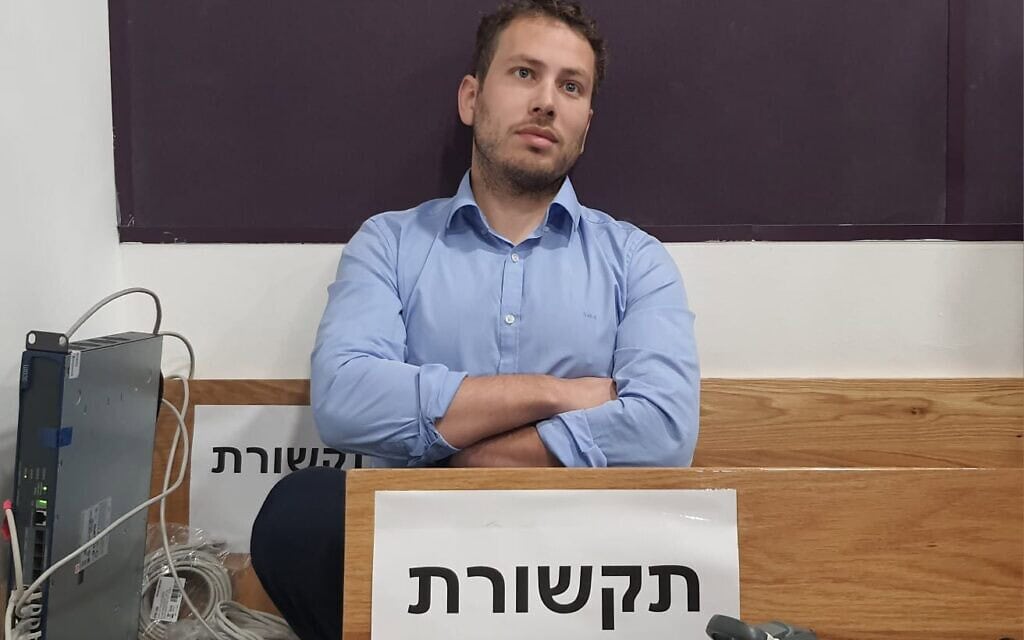 בנו של ראש הממשלה אבנר נתניהו לפני עדותו של ראש הממשלה במשפטו. 10 בדצמבר 2024 (צילום: ראובן קסטרו/פול) בנו של ראש הממשלה אבנר נתניהו לפני עדותו של ראש הממשלה במשפטו. 10 בדצמבר 2024 (צילום: ראובן קסטרו/פול)