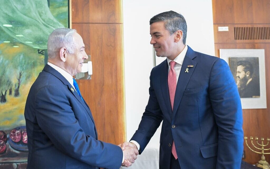 ראש הממשלה בנימין נתניהו לוחץ את ידו של נשיא פרגוואי סנטיאגו פניה. 11 בדצמבר 2024 (צילום: קובי גדעון/לע"מ) ראש הממשלה בנימין נתניהו לוחץ את ידו של נשיא פרגוואי סנטיאגו פניה. 11 בדצמבר 2024 (צילום: קובי גדעון/לע"מ)