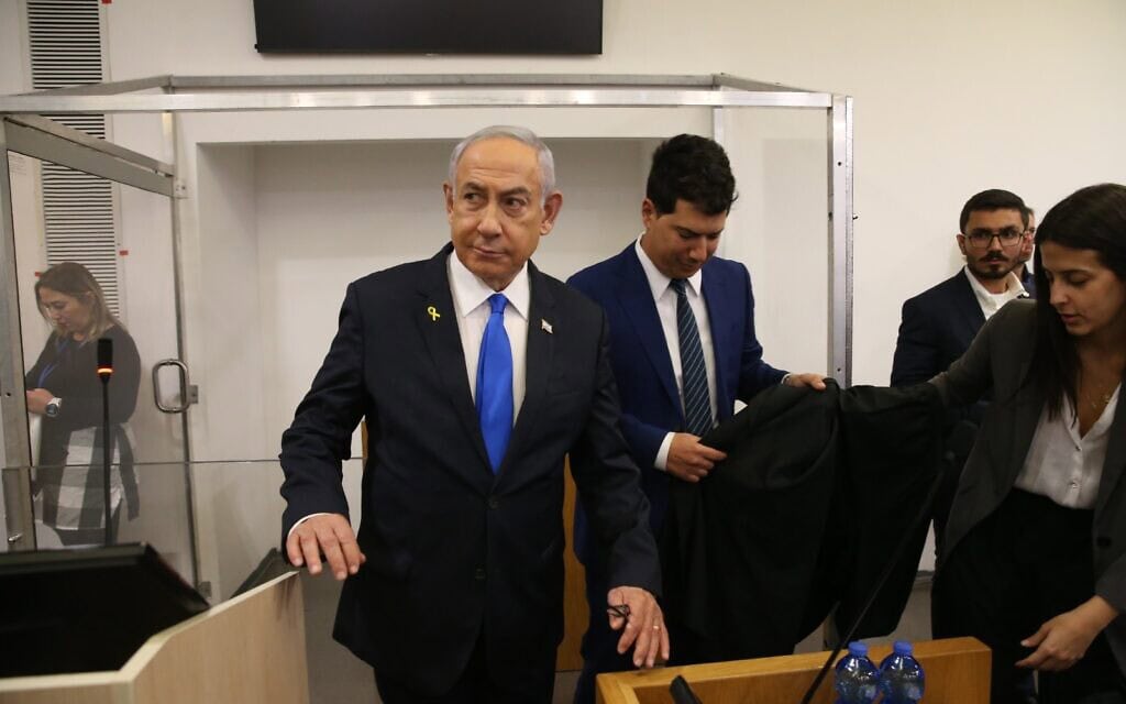 ראש הממשלה בנימין נתניהו ביום השני לעדותו בבית המשפט המחוזי בתל אביב. 11 בדצמבר 2024 (צילום: עמית שאבי/פול) ראש הממשלה בנימין נתניהו ביום השני לעדותו בבית המשפט המחוזי בתל אביב. 11 בדצמבר 2024 (צילום: עמית שאבי/פול)
