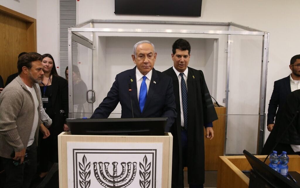 ראש הממשלה בנימין נתניהו ועורך דינו עמית חדד בבית המשפט המחוזי ביום העדות השני של נתניהו במשפט האלפים, 11 בדצמבר 2024 (צילום: עמית שאבי/פול) ראש הממשלה בנימין נתניהו ועורך דינו עמית חדד בבית המשפט המחוזי ביום העדות השני של נתניהו במשפט האלפים, 11 בדצמבר 2024 (צילום: עמית שאבי/פול)