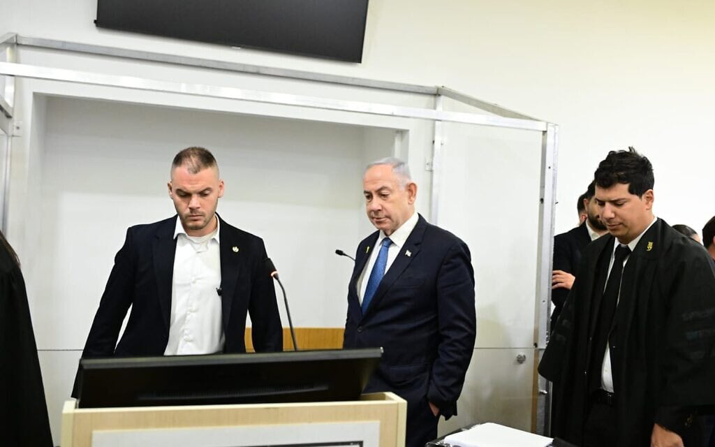 ראש הממשלה בנימין נתניהו וסנגורו עו"ד עמית חדד בבית המשפט המחוזי בתל אביב לקראת יום עדותו השלישי של נתניהו במשפט האלפים, 16 בדצמבר 2024 (צילום: יוסי זליגר/פול) ראש הממשלה בנימין נתניהו וסנגורו עו"ד עמית חדד בבית המשפט המחוזי בתל אביב לקראת יום עדותו השלישי של נתניהו במשפט האלפים, 16 בדצמבר 2024 (צילום: יוסי זליגר/פול)