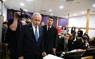 ראש הממשלה בנימין נתניהו וסנגורו עו"ד עמית חדד בבית המשפט המחוזי בתל אביב לקראת יום עדותו השלישי של נתניהו במשפט האלפים, 16 בדצמבר 2024 (צילום: יוסי זליגר/פול) ראש הממשלה בנימין נתניהו וסנגורו עו"ד עמית חדד בבית המשפט המחוזי בתל אביב לקראת יום עדותו השלישי של נתניהו במשפט האלפים, 16 בדצמבר 2024 (צילום: יוסי זליגר/פול)