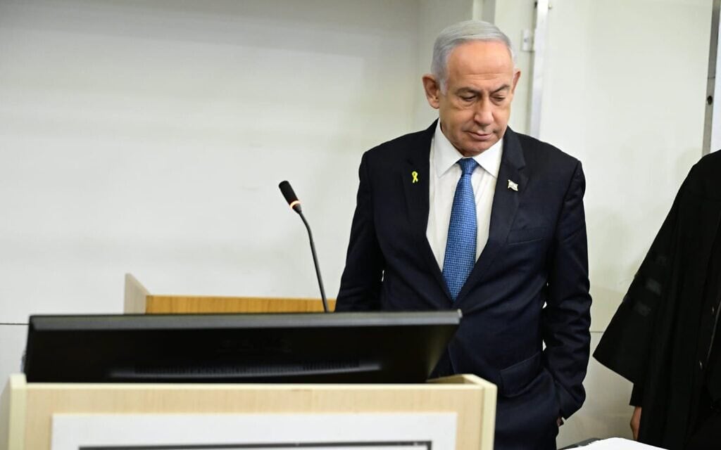 ראש הממשלה בנימין נתניהו וסנגורו עו"ד עמית חדד בבית המשפט המחוזי בתל אביב לקראת יום עדותו השלישי של נתניהו במשפט האלפים, 16 בדצמבר 2024 (צילום: יוסי זליגר/פול) ראש הממשלה בנימין נתניהו וסנגורו עו"ד עמית חדד בבית המשפט המחוזי בתל אביב לקראת יום עדותו השלישי של נתניהו במשפט האלפים, 16 בדצמבר 2024 (צילום: יוסי זליגר/פול)