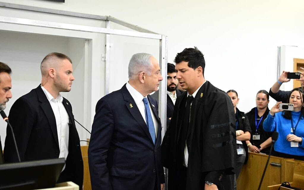 ראש הממשלה בנימין נתניהו וסנגורו עו"ד עמית חדד בבית המשפט המחוזי בתל אביב לקראת יום עדותו השלישי של נתניהו במשפט האלפים, 16 בדצמבר 2024 (צילום: יוסי זליגר/פול) ראש הממשלה בנימין נתניהו וסנגורו עו"ד עמית חדד בבית המשפט המחוזי בתל אביב לקראת יום עדותו השלישי של נתניהו במשפט האלפים, 16 בדצמבר 2024 (צילום: יוסי זליגר/פול)