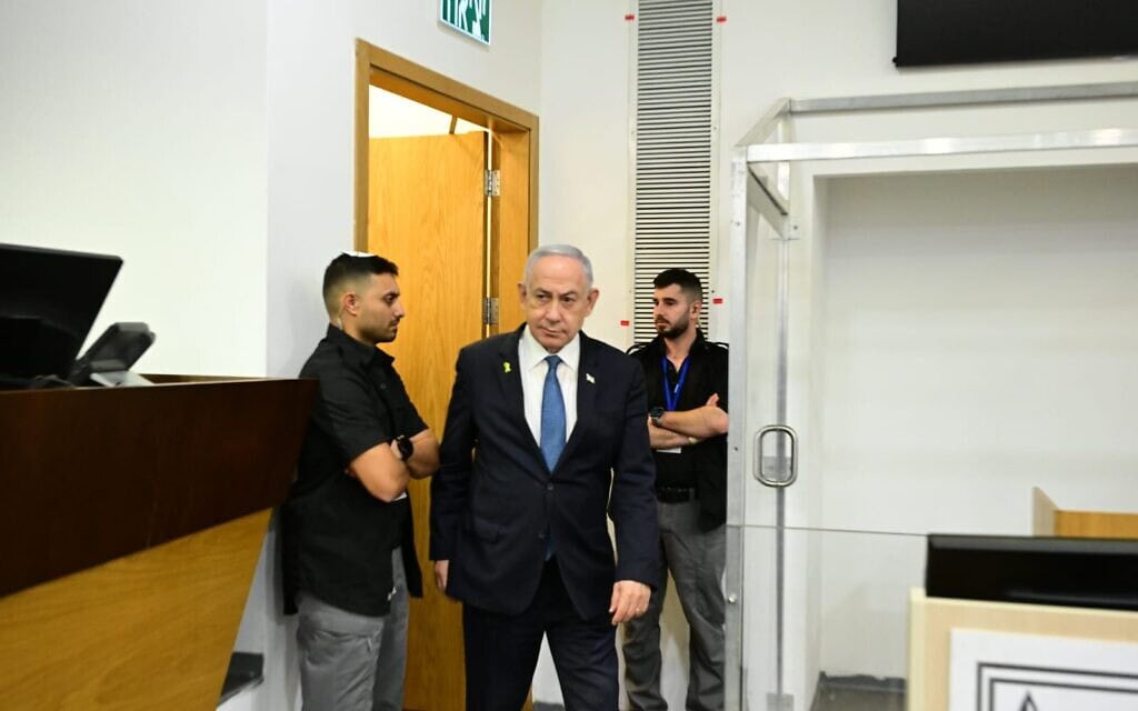 ראש הממשלה בנימין נתניהו וסנגורו עו"ד עמית חדד בבית המשפט המחוזי בתל אביב לקראת יום עדותו השלישי של נתניהו במשפט האלפים, 16 בדצמבר 2024 (צילום: יוסי זליגר/פול) ראש הממשלה בנימין נתניהו וסנגורו עו"ד עמית חדד בבית המשפט המחוזי בתל אביב לקראת יום עדותו השלישי של נתניהו במשפט האלפים, 16 בדצמבר 2024 (צילום: יוסי זליגר/פול)