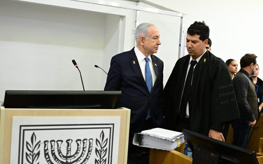 ראש הממשלה בנימין נתניהו וסנגורו עו"ד עמית חדד בבית המשפט המחוזי בתל אביב לקראת יום עדותו השלישי של נתניהו במשפט האלפים, 16 בדצמבר 2024 (צילום: יוסי זליגר/פול) ראש הממשלה בנימין נתניהו וסנגורו עו"ד עמית חדד בבית המשפט המחוזי בתל אביב לקראת יום עדותו השלישי של נתניהו במשפט האלפים, 16 בדצמבר 2024 (צילום: יוסי זליגר/פול)