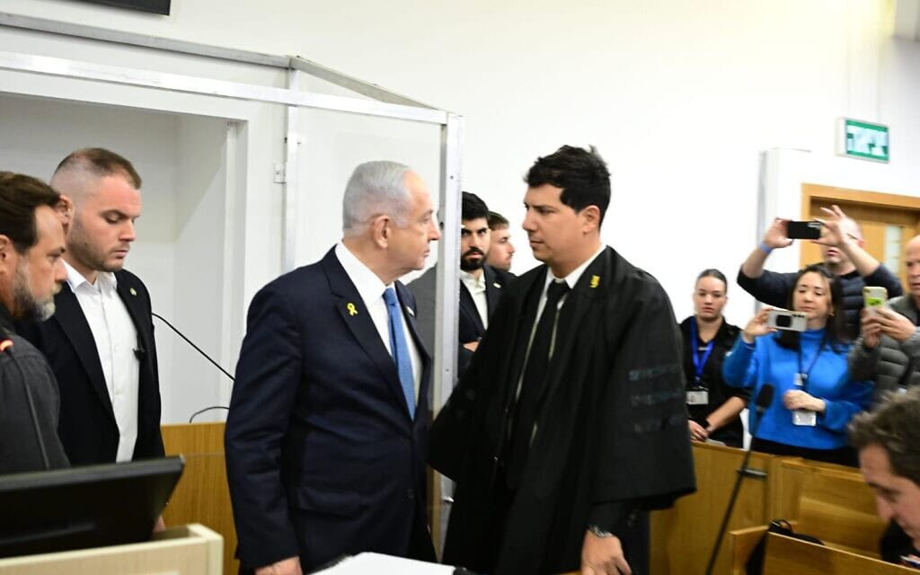 ראש הממשלה בנימין נתניהו וסנגורו עו"ד עמית חדד בבית המשפט המחוזי בתל אביב לקראת יום עדותו השלישי של נתניהו במשפט האלפים, 16 בדצמבר 2024 (צילום: יוסי זליגר/פול) ראש הממשלה בנימין נתניהו וסנגורו עו"ד עמית חדד בבית המשפט המחוזי בתל אביב לקראת יום עדותו השלישי של נתניהו במשפט האלפים, 16 בדצמבר 2024 (צילום: יוסי זליגר/פול)