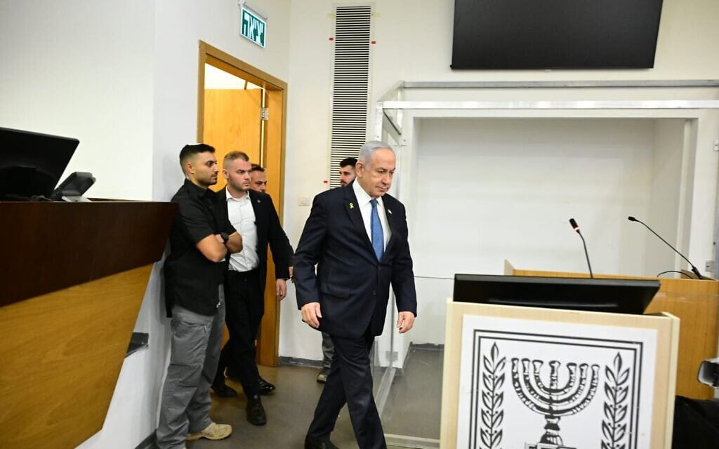 ראש הממשלה בנימין נתניהו וסנגורו עו"ד עמית חדד בבית המשפט המחוזי בתל אביב לקראת יום עדותו השלישי של נתניהו במשפט האלפים, 16 בדצמבר 2024 (צילום: יוסי זליגר/פול) ראש הממשלה בנימין נתניהו וסנגורו עו"ד עמית חדד בבית המשפט המחוזי בתל אביב לקראת יום עדותו השלישי של נתניהו במשפט האלפים, 16 בדצמבר 2024 (צילום: יוסי זליגר/פול)