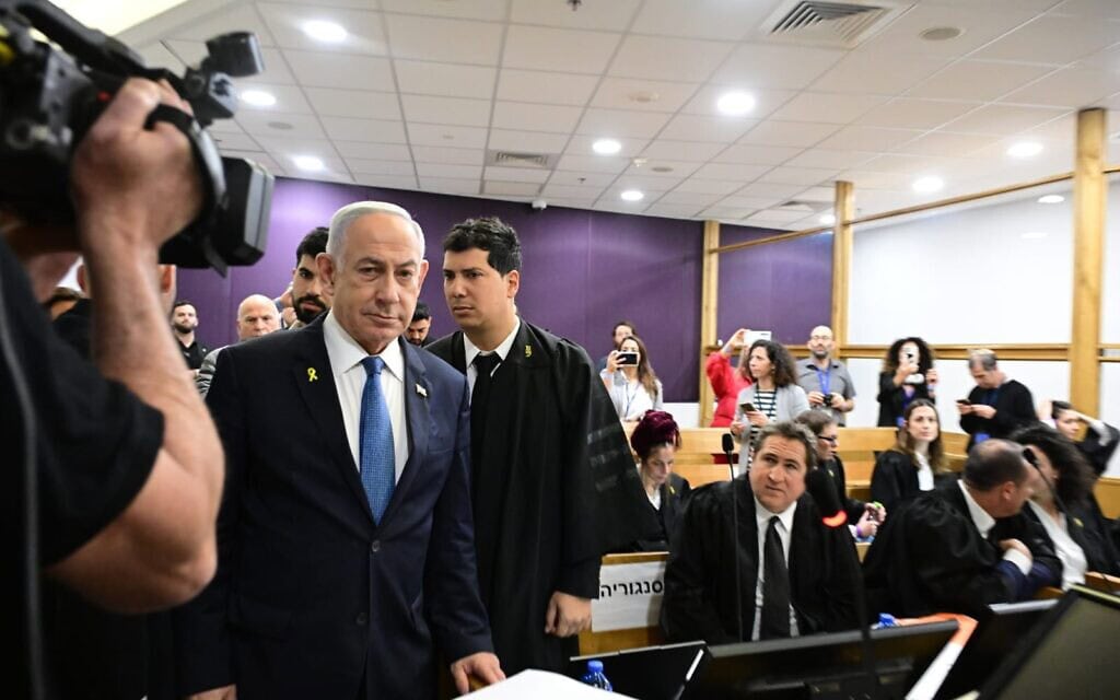 ראש הממשלה בנימין נתניהו וסנגורו עו"ד עמית חדד בבית המשפט המחוזי בתל אביב לקראת יום עדותו השלישי של נתניהו במשפט האלפים, 16 בדצמבר 2024 (צילום: יוסי זליגר/פול) ראש הממשלה בנימין נתניהו וסנגורו עו"ד עמית חדד בבית המשפט המחוזי בתל אביב לקראת יום עדותו השלישי של נתניהו במשפט האלפים, 16 בדצמבר 2024 (צילום: יוסי זליגר/פול)