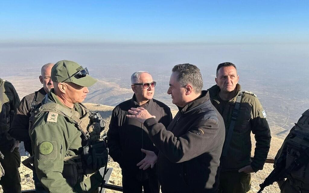 ראש הממשלה בנימין נתניהו, שר הביטחון ישראל כ"ץ, הרמטכ"ל הרצי הלוי, ראש שירות הביטחון הכללי רונן בר ומפקד פיקוד הצפון אורי גורדין ברכס החרמון, 17 בדצמבר 2024 (צילום: תקשורת שר הביטחון) ראש הממשלה בנימין נתניהו, שר הביטחון ישראל כ"ץ, הרמטכ"ל הרצי הלוי, ראש שירות הביטחון הכללי רונן בר ומפקד פיקוד הצפון אורי גורדין ברכס החרמון, 17 בדצמבר 2024 (צילום: תקשורת שר הביטחון)