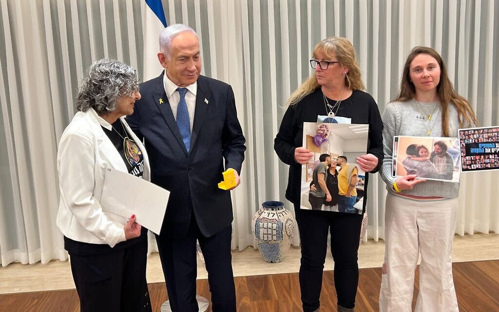 ראש הממשלה בנימין נתניהו בלשכתו בכנסת עם הדסה לזר, שאחיה, שלמה מנצור, מוחזק בשבי, עם מכבית מאייר, שאחייניה, גלי ברמן וזיו ברמן, מוחזקים בשבי, ועם שי דיקמן, שבת דודתה, כרמל גת, נרצחה בשבי חמאס, 23 בדצמבר 2024 (צילום: דוברות ראש הממשלה) ראש הממשלה בנימין נתניהו בלשכתו בכנסת עם הדסה לזר, שאחיה, שלמה מנצור, מוחזק בשבי, עם מכבית מאייר, שאחייניה, גלי ברמן וזיו ברמן, מוחזקים בשבי, ועם שי דיקמן, שבת דודתה, כרמל גת, נרצחה בשבי חמאס, 23 בדצמבר 2024 (צילום: דוברות ראש הממשלה)