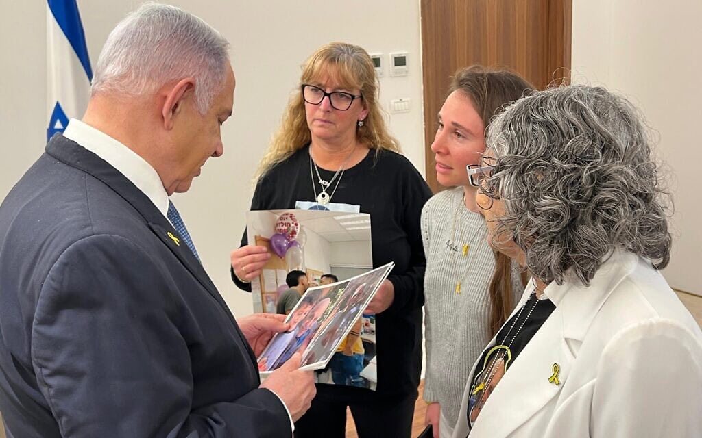 ראש הממשלה בנימין נתניהו בלשכתו בכנסת עם הדסה לזר, שאחיה, שלמה מנצור, מוחזק בשבי, עם מכבית מאייר, שאחייניה, גלי ברמן וזיו ברמן, מוחזקים בשבי, ועם שי דיקמן, שבת דודתה, כרמל גת, נרצחה בשבי חמאס, 23 בדצמבר 2024 (צילום: דוברות ראש הממשלה) ראש הממשלה בנימין נתניהו בלשכתו בכנסת עם הדסה לזר, שאחיה, שלמה מנצור, מוחזק בשבי, עם מכבית מאייר, שאחייניה, גלי ברמן וזיו ברמן, מוחזקים בשבי, ועם שי דיקמן, שבת דודתה, כרמל גת, נרצחה בשבי חמאס, 23 בדצמבר 2024 (צילום: דוברות ראש הממשלה)