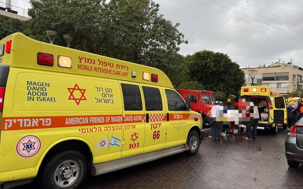 פצועה בהרצליה מפונה לקבלת טיפול רפואי, 27 בדצמבר 2024 (צילום: מגן דוד אדום) פצועה בהרצליה מפונה לקבלת טיפול רפואי, 27 בדצמבר 2024 (צילום: מגן דוד אדום)