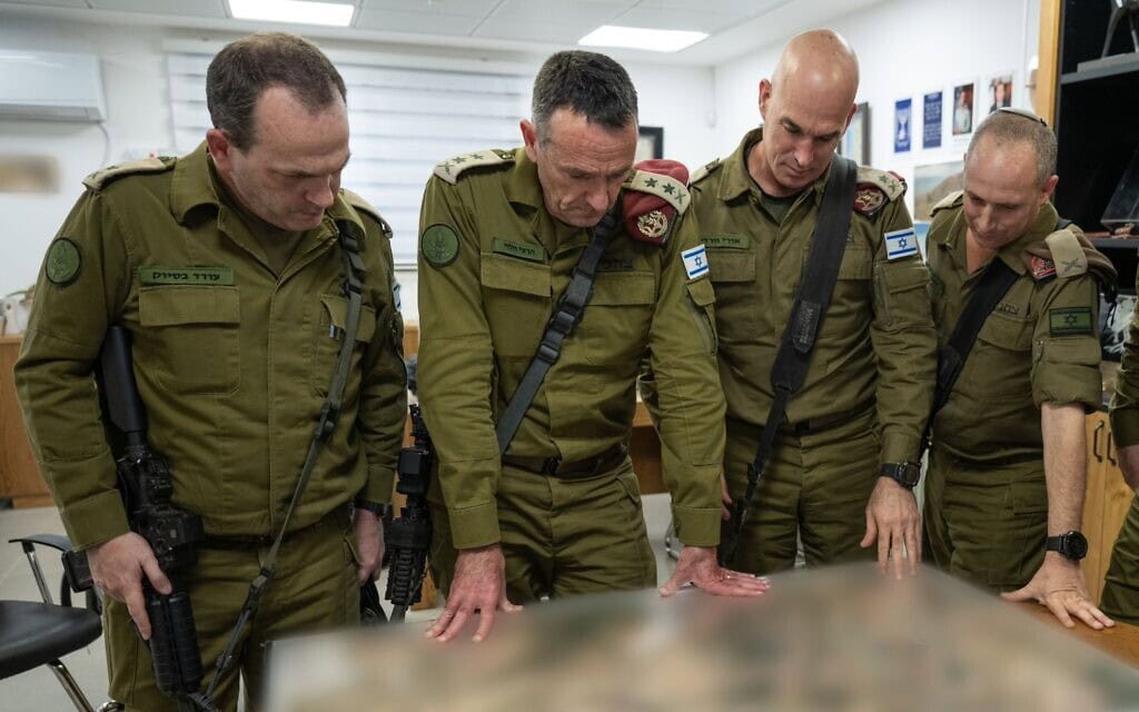 הרמטכ״ל רא״ל הרצי הלוי בגבול סוריה לצד אלוף פיקוד הצפון אורי גורדין. 7 בדצמבר 2024 (צילום: דובר צה״ל) הרמטכ״ל רא״ל הרצי הלוי בגבול סוריה לצד אלוף פיקוד הצפון אורי גורדין. 7 בדצמבר 2024 (צילום: דובר צה״ל)