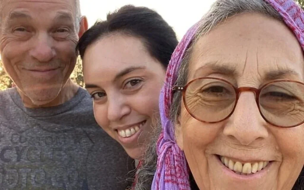 איריס ויינשטיין חגי (במרכז) עם הוריה, גדי וג׳ודי שנרצחו במתקפת חמאס ב-7 באוקטובר 2023 איריס ויינשטיין חגי (במרכז) עם הוריה, גדי וג׳ודי שנרצחו במתקפת חמאס ב-7 באוקטובר 2023