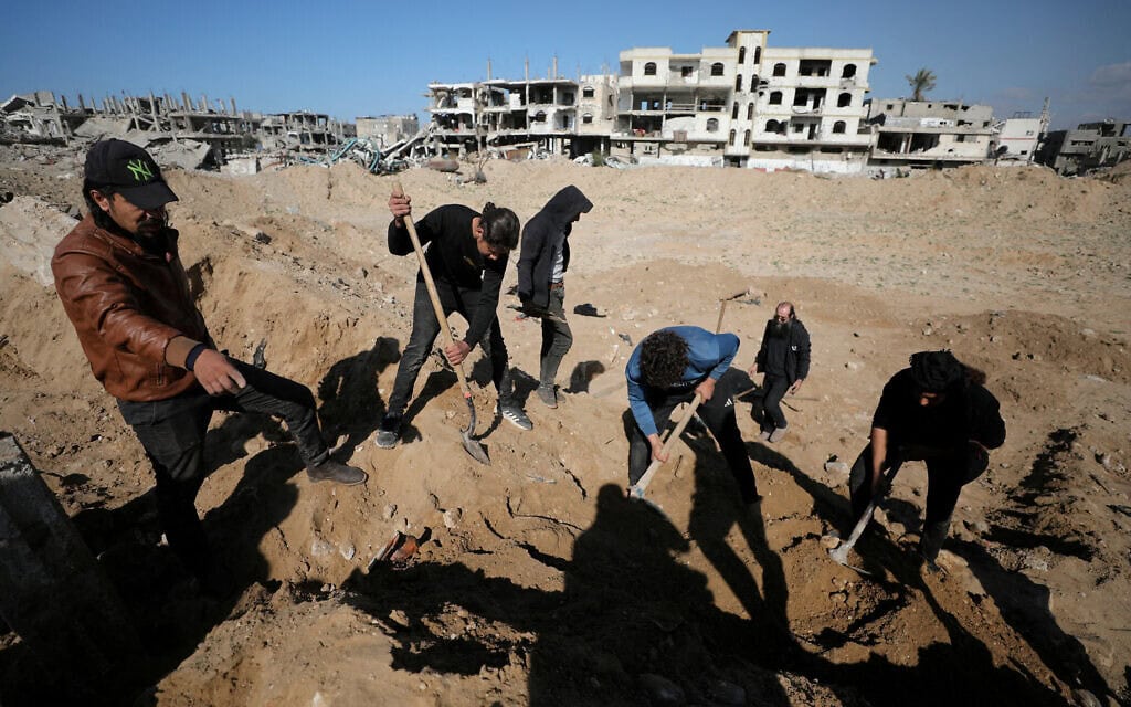 פלסטינים חופרים בשג'אעיה ברצועת עזה בחיפוש אחר גופות הרוגים, 20 בינואר 2025 (צילום: REUTERS/Dawoud Abu Alkas) פלסטינים חופרים בשג'אעיה ברצועת עזה בחיפוש אחר גופות הרוגים, 20 בינואר 2025 (צילום: REUTERS/Dawoud Abu Alkas)