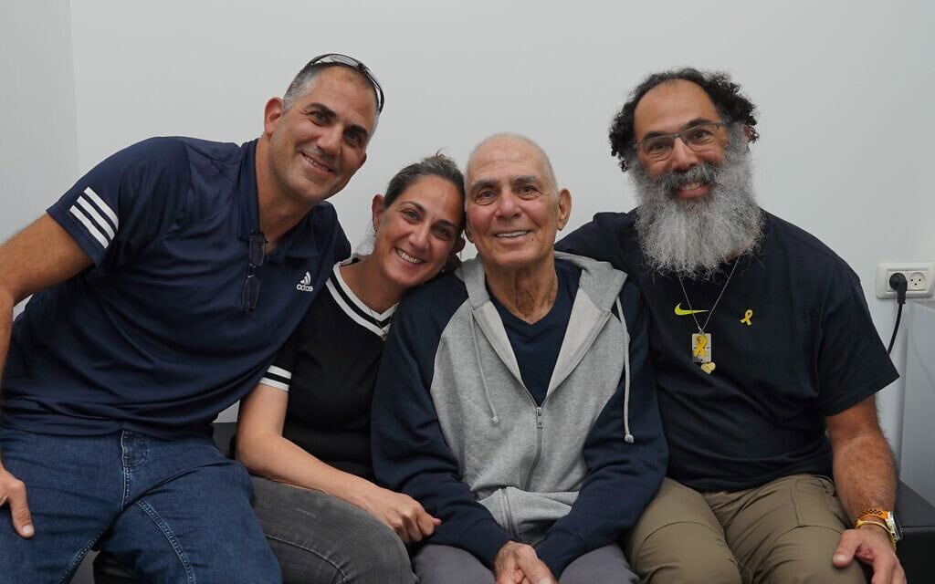 גדי מוזס במפגש עם ילדיו בנקודת הקליטה הראשונית, 30 בינואר 2025 (צילום: דובר צה"ל) גדי מוזס במפגש עם ילדיו בנקודת הקליטה הראשונית, 30 בינואר 2025 (צילום: דובר צה"ל)