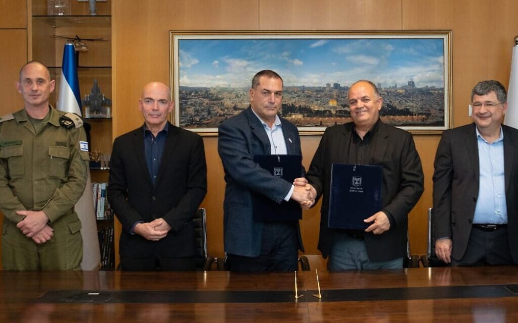 טקס חתימת החוזה. בתמונה: סגנית ראש אגף הכספים, רונית בלום, סמנכ״ל וראש חטיבת מערכות הגנה אוויריות ברפאל, שלמה טואף, מנכ"ל רפאל, יואב תורג׳מן, מנכ״ל משרד הביטחון, אלוף (מיל') אייל זמיר, ראש מפא"ת במשרד הביטחון, תא"ל (מיל') ד"ר דני גולד, ראש אג"ת בצה״ל, אלוף אייל הראל ואל״מ ג׳ ממנהלת חומה. 16 בינואר 2025 (צילום: אגף דוברות וקשרי ציבור במשרד הביטחון) טקס חתימת החוזה. בתמונה: סגנית ראש אגף הכספים, רונית בלום, סמנכ״ל וראש חטיבת מערכות הגנה אוויריות ברפאל, שלמה טואף, מנכ"ל רפאל, יואב תורג׳מן, מנכ״ל משרד הביטחון, אלוף (מיל') אייל זמיר, ראש מפא"ת במשרד הביטחון, תא"ל (מיל') ד"ר דני גולד, ראש אג"ת בצה״ל, אלוף אייל הראל ואל״מ ג׳ ממנהלת חומה. 16 בינואר 2025 (צילום: אגף דוברות וקשרי ציבור במשרד הביטחון)