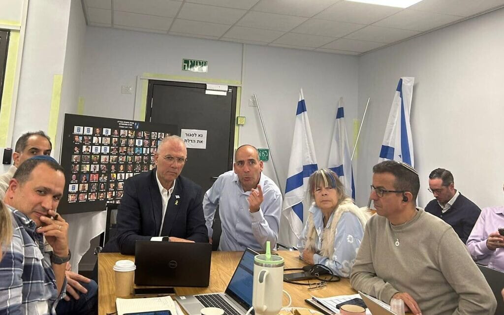 מנכ"ל משרד ראש הממשלה יוסי שלי קיים הערכת מצב בחמ"ל מנהלת החטופים, 30 בינואר 2025 (צילום: ללא קרדיט) מנכ"ל משרד ראש הממשלה יוסי שלי קיים הערכת מצב בחמ"ל מנהלת החטופים, 30 בינואר 2025 (צילום: ללא קרדיט)