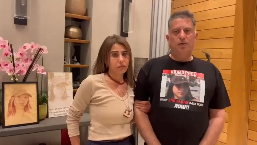 הוריה של לירי אלבג בסרטון שפרסמו לאחר שפורסם התיעוד שלה מהשבי, 4 בינואר 2025 (צילום: צילום מסך) הוריה של לירי אלבג בסרטון שפרסמו לאחר שפורסם התיעוד שלה מהשבי, 4 בינואר 2025 (צילום: צילום מסך)