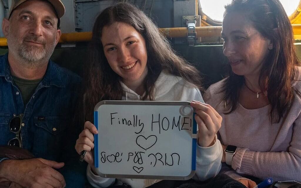 שורדת השבי, התצפיתנית שנחטפה נעמה לוי, במסוק בדרך לבית החולים בארץ, ינואר 2025 (צילום: מתוך חשבון האינסטגרם של נעמה לוי) שורדת השבי, התצפיתנית שנחטפה נעמה לוי, במסוק בדרך לבית החולים בארץ, ינואר 2025 (צילום: מתוך חשבון האינסטגרם של נעמה לוי)