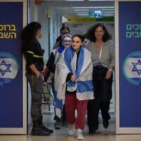 אמילי דמארי מגיעה לבית החולים להתאחד עם משפחתה, 19 בינואר 2025 (צילום: מעיין טואף / לע"מ) אמילי דמארי מגיעה לבית החולים להתאחד עם משפחתה, 19 בינואר 2025 (צילום: מעיין טואף / לע"מ)