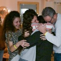 משפחתה של רומי גונן מתאחדת בבית החולים שיבא, 19 בינואר 2025 (צילום: מעיין טואף / לע"מ) משפחתה של רומי גונן מתאחדת בבית החולים שיבא, 19 בינואר 2025 (צילום: מעיין טואף / לע"מ)