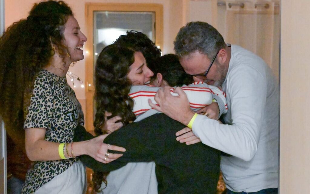 משפחתה של רומי גונן מתאחדת בבית החולים שיבא, 19 בינואר 2025 (צילום: מעיין טואף / לע"מ) משפחתה של רומי גונן מתאחדת בבית החולים שיבא, 19 בינואר 2025 (צילום: מעיין טואף / לע"מ)