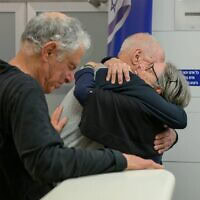 גדי מוזס במפגש עם בני משפחתו בבית החולים איכילוב, 30 בינואר 2025 (צילום: מעיין טואף / לע"מ) גדי מוזס במפגש עם בני משפחתו בבית החולים איכילוב, 30 בינואר 2025 (צילום: מעיין טואף / לע"מ)