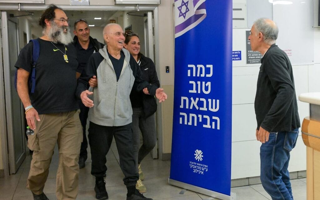 גדי מוזס במפגש עם בני משפחתו בבית החולים איכילוב, 30 בינואר 2025 (צילום: מעיין טואף / לע"מ) גדי מוזס במפגש עם בני משפחתו בבית החולים איכילוב, 30 בינואר 2025 (צילום: מעיין טואף / לע"מ)